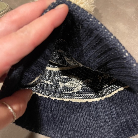 Nordic style beanie/ pompom hat with bird pattern - Picture 3 of 3